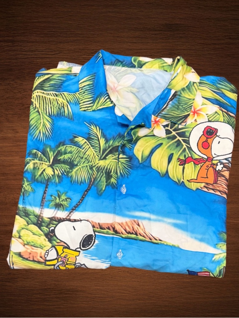 PEANUTS THEMED HAWAIIAN SHIRT FEAUTURING SNOOPY SIZE XXL. MENS